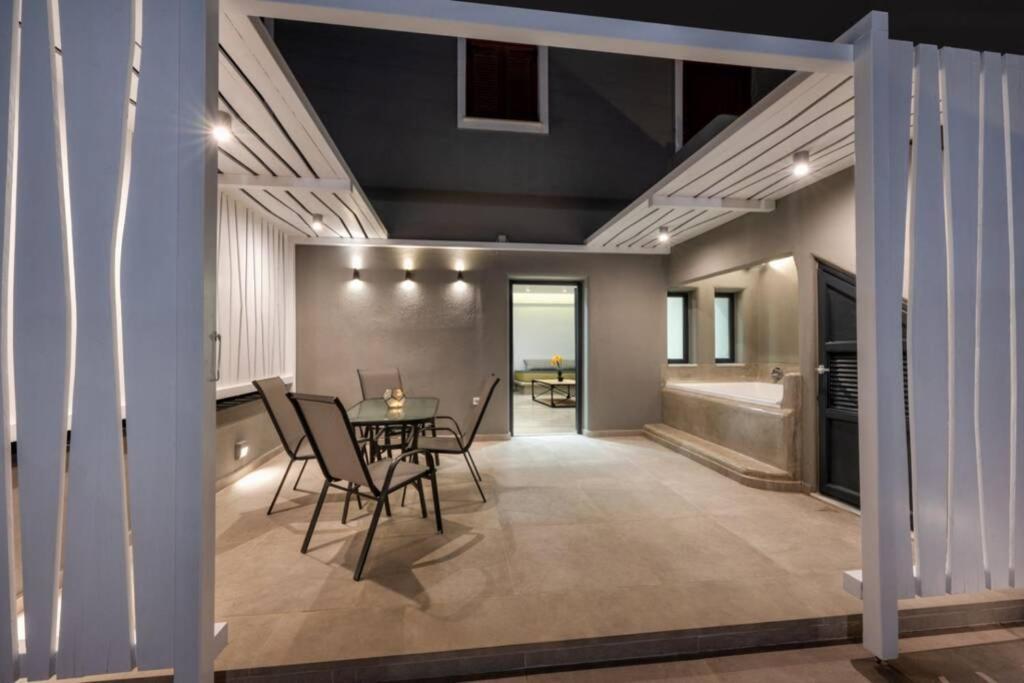 Christianna & George Luxury Hot Tub Apartment 산토리니 외부 사진