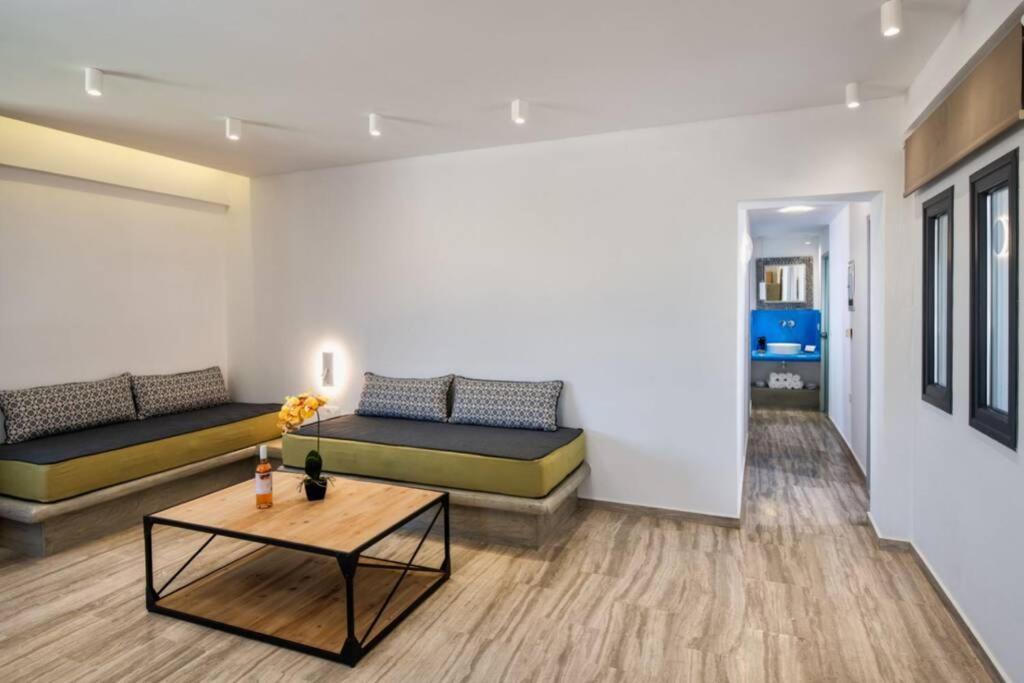 Christianna & George Luxury Hot Tub Apartment 산토리니 외부 사진