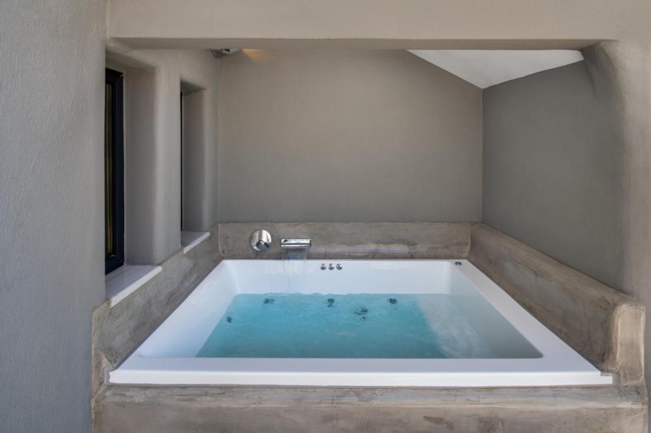 Christianna & George Luxury Hot Tub Apartment 산토리니 외부 사진